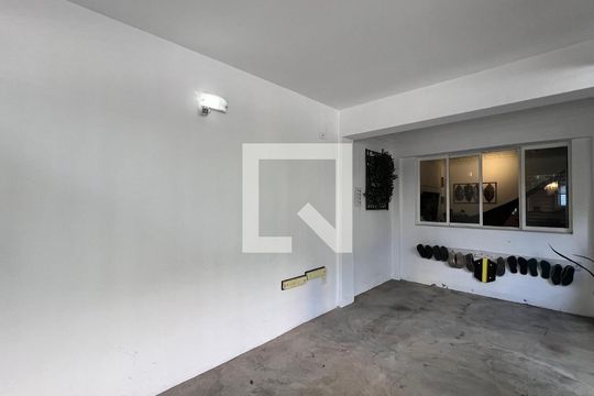 Garagem de casa para alugar com 2 quartos, 150m² em Sumaré, São Paulo