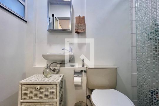 Banheiro de Serviço de casa para alugar com 2 quartos, 150m² em Sumaré, São Paulo
