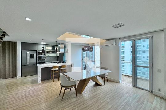 Sala de apartamento à venda com 3 quartos, 135m² em Barra da Tijuca, Rio de Janeiro