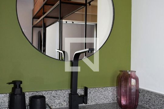 Banheiro de kitnet/studio para alugar com 1 quarto, 34m² em Pinheiros, São Paulo