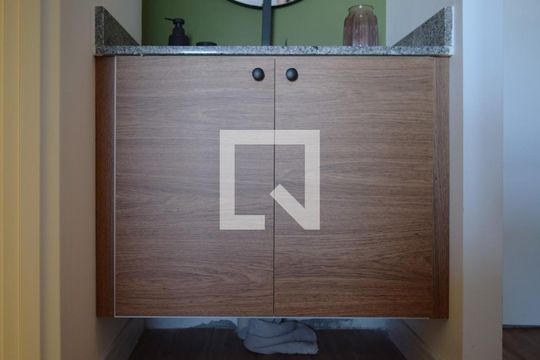 Banheiro de kitnet/studio para alugar com 1 quarto, 34m² em Pinheiros, São Paulo
