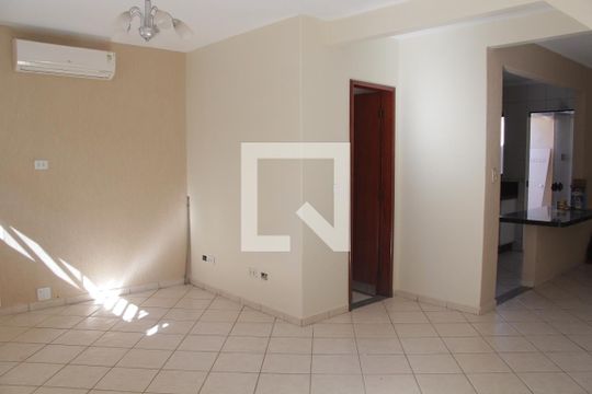 Sala de casa de condomínio à venda com 3 quartos, 184m² em Vila Monticelli, Goiânia