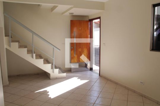 Sala de casa de condomínio à venda com 3 quartos, 184m² em Vila Monticelli, Goiânia