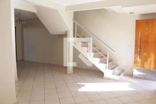 Sala de casa de condomínio à venda com 3 quartos, 184m² em Vila Monticelli, Goiânia