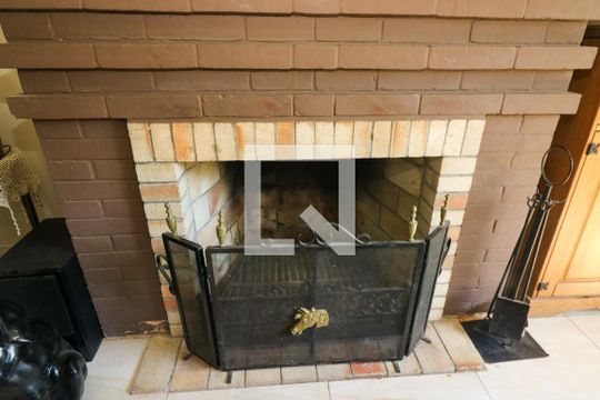 Detalhe da sala - Lareira de casa para alugar com 3 quartos, 308m² em Partenon, Porto Alegre