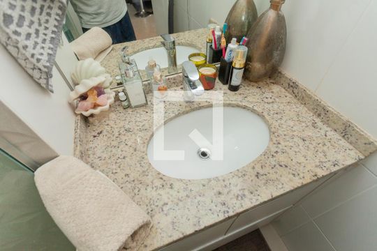 Banheiro de apartamento para alugar com 1 quarto, 40m² em Vila Castelo, São Paulo