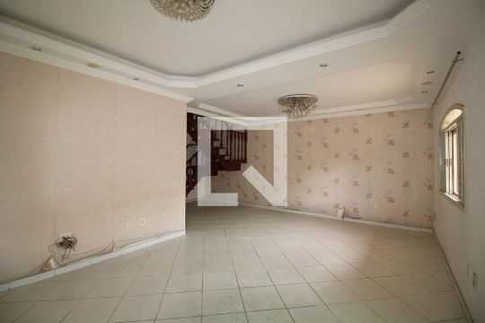 Sala de casa de condomínio à venda com 5 quartos, 240m² em Taquara, Rio de Janeiro