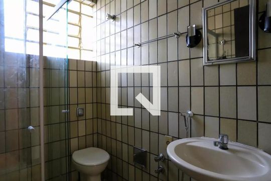 Banheiro de apartamento para alugar com 2 quartos, 55m² em Santo Antônio, Belo Horizonte