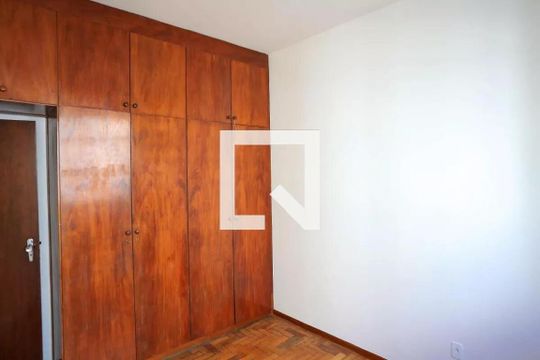 Quarto 2 de apartamento para alugar com 2 quartos, 55m² em Santo Antônio, Belo Horizonte