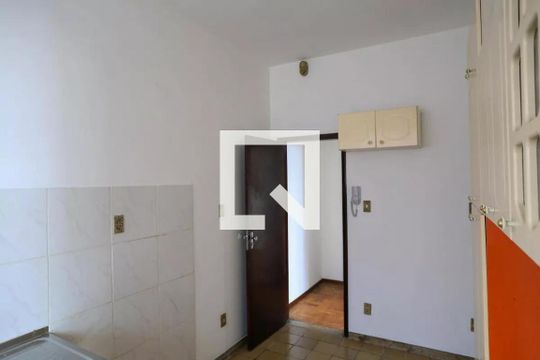 Cozinha de apartamento para alugar com 2 quartos, 55m² em Santo Antônio, Belo Horizonte
