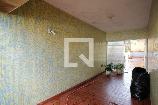 Garagem e quintal de casa à venda com 6 quartos, 250m² em Vila Mariza, São Bernardo do Campo
