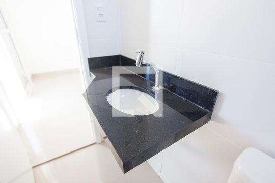 Banheiro da Suite de apartamento para alugar com 2 quartos, 54m² em Nova Uberlândia, Uberlândia