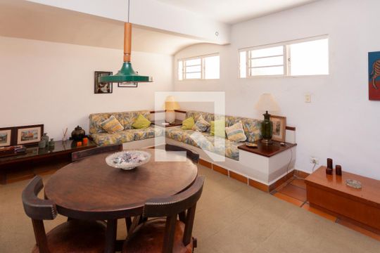 Sala de TV de casa de condomínio à venda com 4 quartos, 250m² em Jardim Itapeva, São Paulo