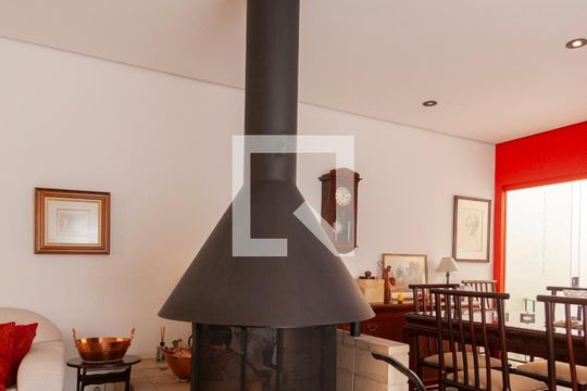 Sala de casa de condomínio à venda com 4 quartos, 250m² em Jardim Itapeva, São Paulo