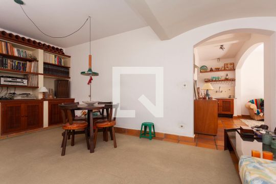 Sala de TV de casa de condomínio à venda com 4 quartos, 250m² em Jardim Itapeva, São Paulo