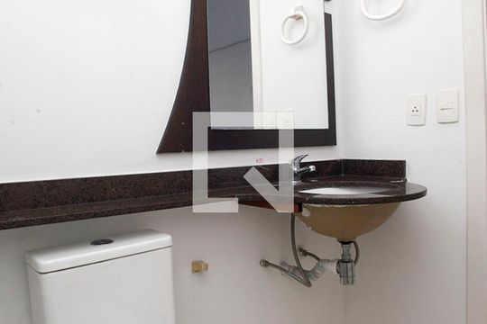 Banheiro de kitnet/studio para alugar com 1 quarto, 27m² em Cidade Baixa, Porto Alegre