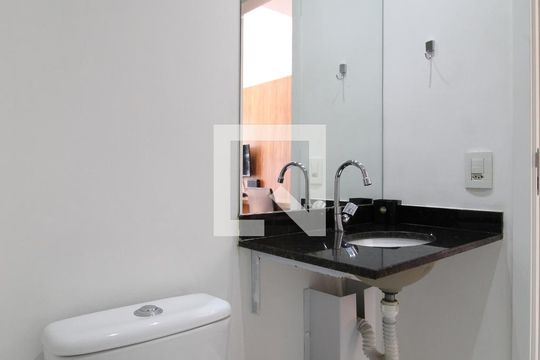 Banheiro de kitnet/studio para alugar com 1 quarto, 31m² em Indianópolis, São Paulo