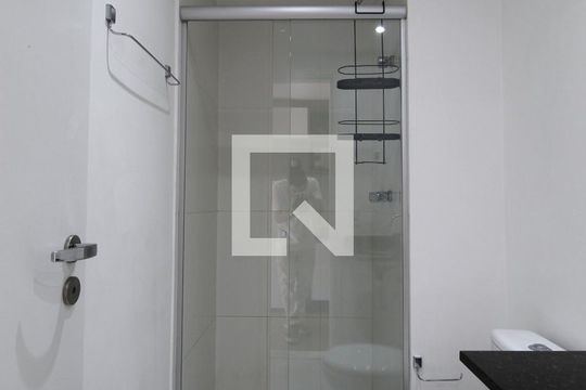 Banheiro de kitnet/studio para alugar com 1 quarto, 31m² em Indianópolis, São Paulo