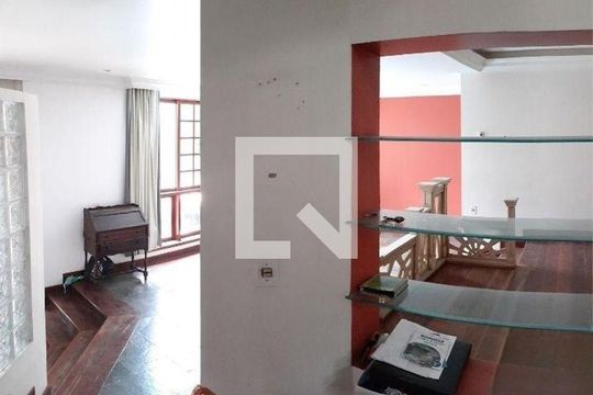 Casa à venda com 3 quartos, 370m² em Matapaca, Niterói