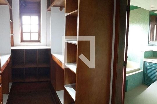 Casa à venda com 3 quartos, 370m² em Matapaca, Niterói