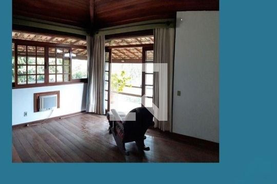 Casa à venda com 3 quartos, 370m² em Matapaca, Niterói