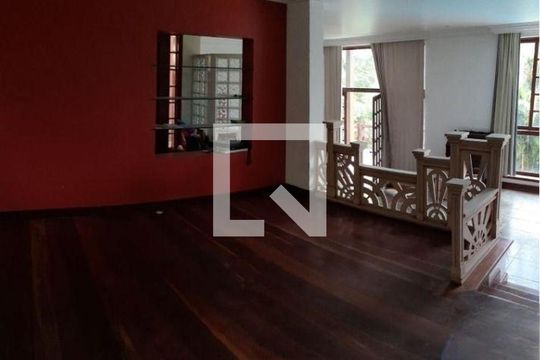 Casa à venda com 3 quartos, 370m² em Matapaca, Niterói