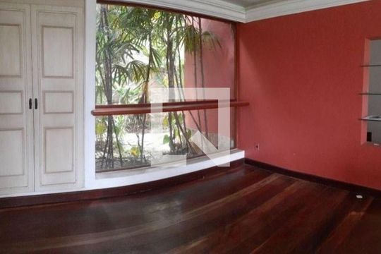 Casa à venda com 3 quartos, 370m² em Matapaca, Niterói