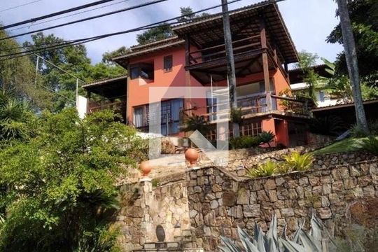 Casa à venda com 3 quartos, 370m² em Matapaca, Niterói
