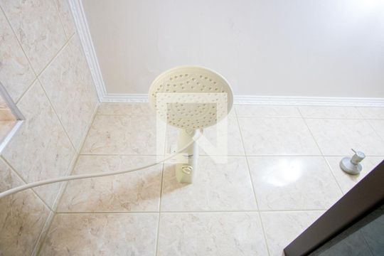 Banheiro social 1 de casa à venda com 3 quartos, 167m² em Parque Gerassi, Santo André