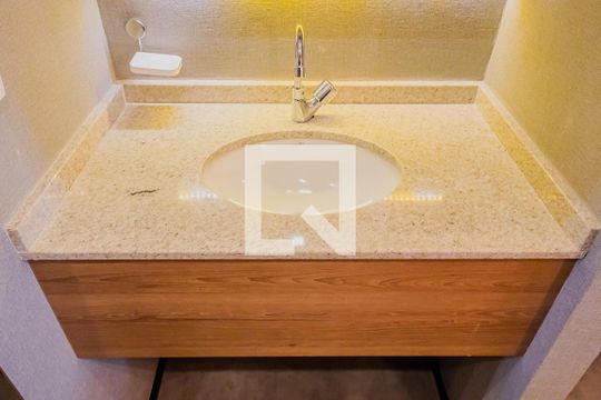 Banheiro de kitnet/studio para alugar com 1 quarto, 30m² em Vila Madalena, São Paulo