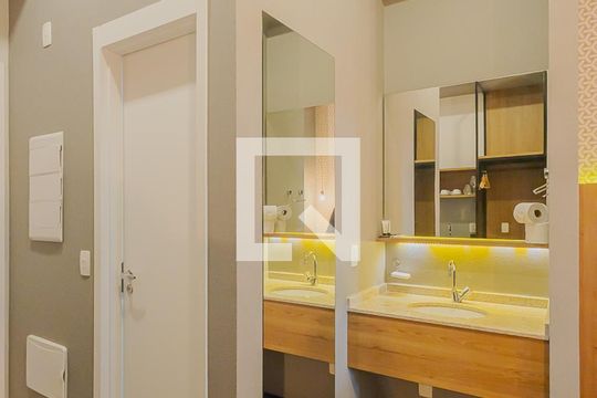 Banheiro de kitnet/studio para alugar com 1 quarto, 30m² em Vila Madalena, São Paulo