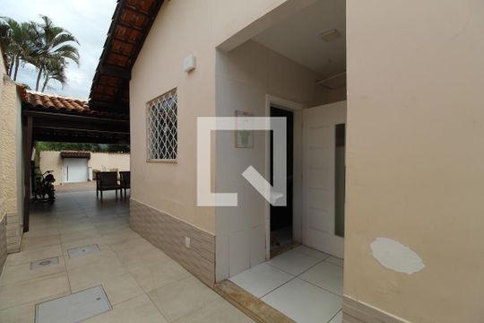 Lateral da casa de casa de condomínio à venda com 4 quartos, 200m² em Taquara, Rio de Janeiro