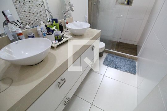 Banheiro da suíte de casa de condomínio à venda com 4 quartos, 200m² em Taquara, Rio de Janeiro
