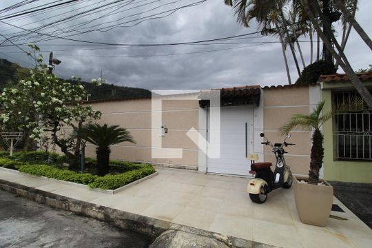 Fachada de casa de condomínio à venda com 4 quartos, 200m² em Taquara, Rio de Janeiro