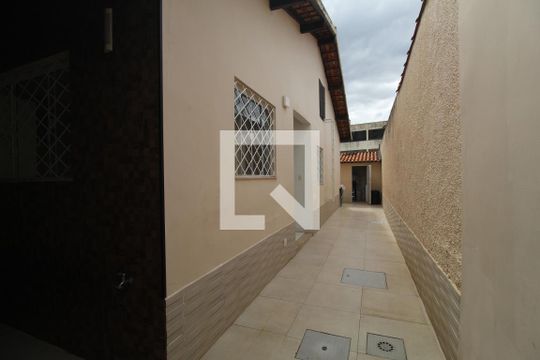 Lateral da casa de casa de condomínio à venda com 4 quartos, 200m² em Taquara, Rio de Janeiro