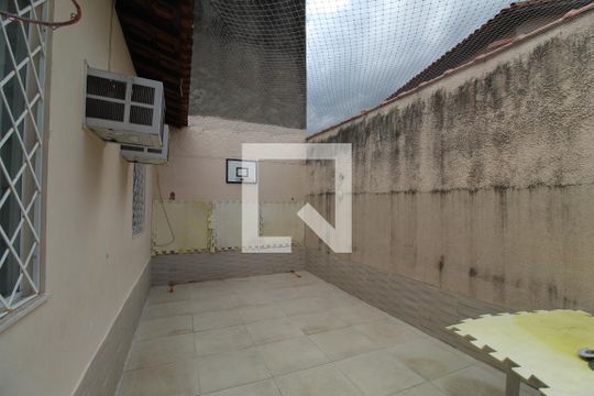 Fundos da casa de casa de condomínio à venda com 4 quartos, 200m² em Taquara, Rio de Janeiro