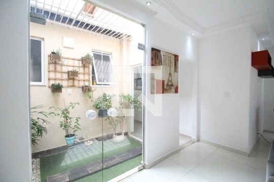 Sala de casa de condomínio à venda com 4 quartos, 200m² em Taquara, Rio de Janeiro