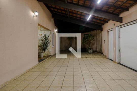 Garagem de casa para alugar com 4 quartos, 270m² em Parque Santana, Mogi das Cruzes