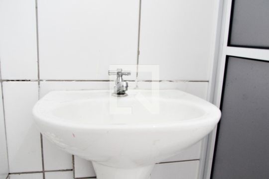 Banheiro Social de apartamento para alugar com 2 quartos, 45m² em Jardim Nova Cidade, Guarulhos