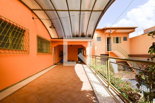 Garagem de casa para alugar com 5 quartos, 400m² em Sagrada Família, Belo Horizonte