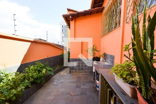 Area serviço de casa para alugar com 5 quartos, 400m² em Sagrada Família, Belo Horizonte