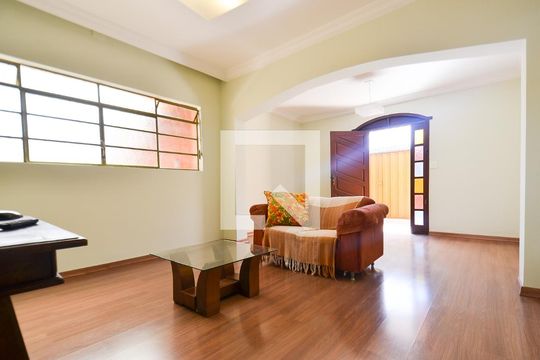 Casa para alugar com 5 quartos, 400m² em Sagrada Família, Belo Horizonte