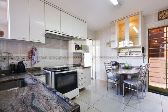 Cozinha de casa para alugar com 5 quartos, 400m² em Sagrada Família, Belo Horizonte