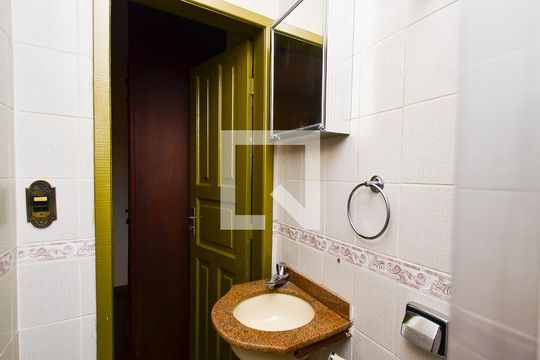 Banheiro suíte 3 de casa para alugar com 5 quartos, 400m² em Sagrada Família, Belo Horizonte