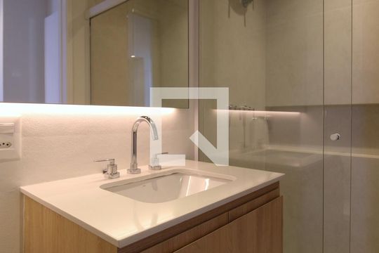 Banheiro da Suíte 1 de apartamento à venda com 2 quartos, 133m² em Itaim Bibi, São Paulo