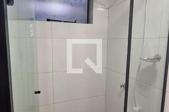Banheiro de kitnet/studio para alugar com 1 quarto, 25m² em Jardim Marcato, Suzano