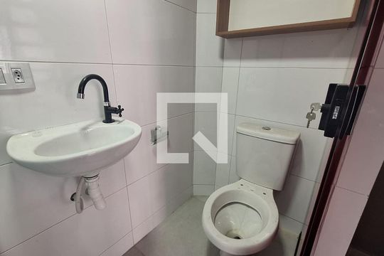 Banheiro de kitnet/studio para alugar com 1 quarto, 25m² em Jardim Marcato, Suzano