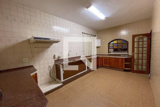 Casa à venda com 4 quartos, 376m² em Itaipu, Niterói