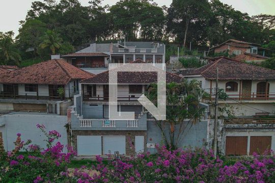 Casa à venda com 4 quartos, 376m² em Itaipu, Niterói