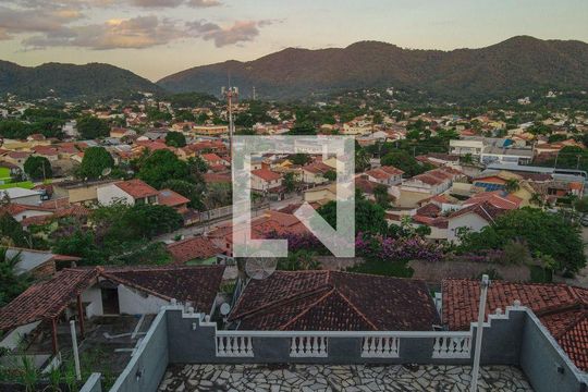Casa à venda com 4 quartos, 376m² em Itaipu, Niterói